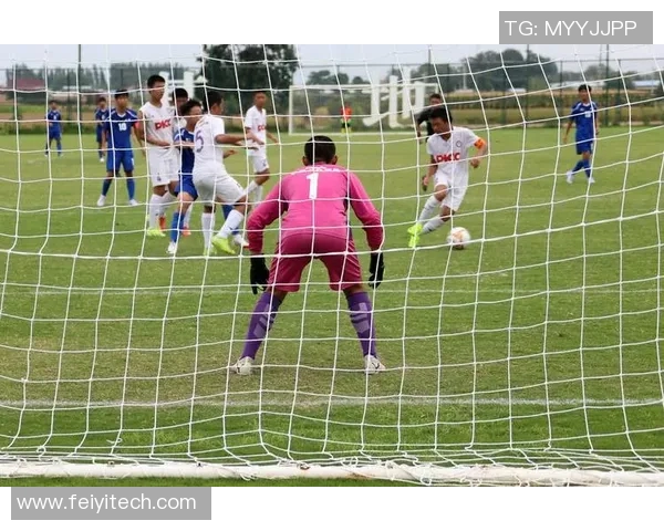 足球明星热身训练场景展现运动激情与团队默契的精彩瞬间